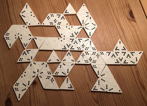 Triomino Holz Tridomino Dreieck Domino mit 56 Dominosteinen mit farbigen Punkten 